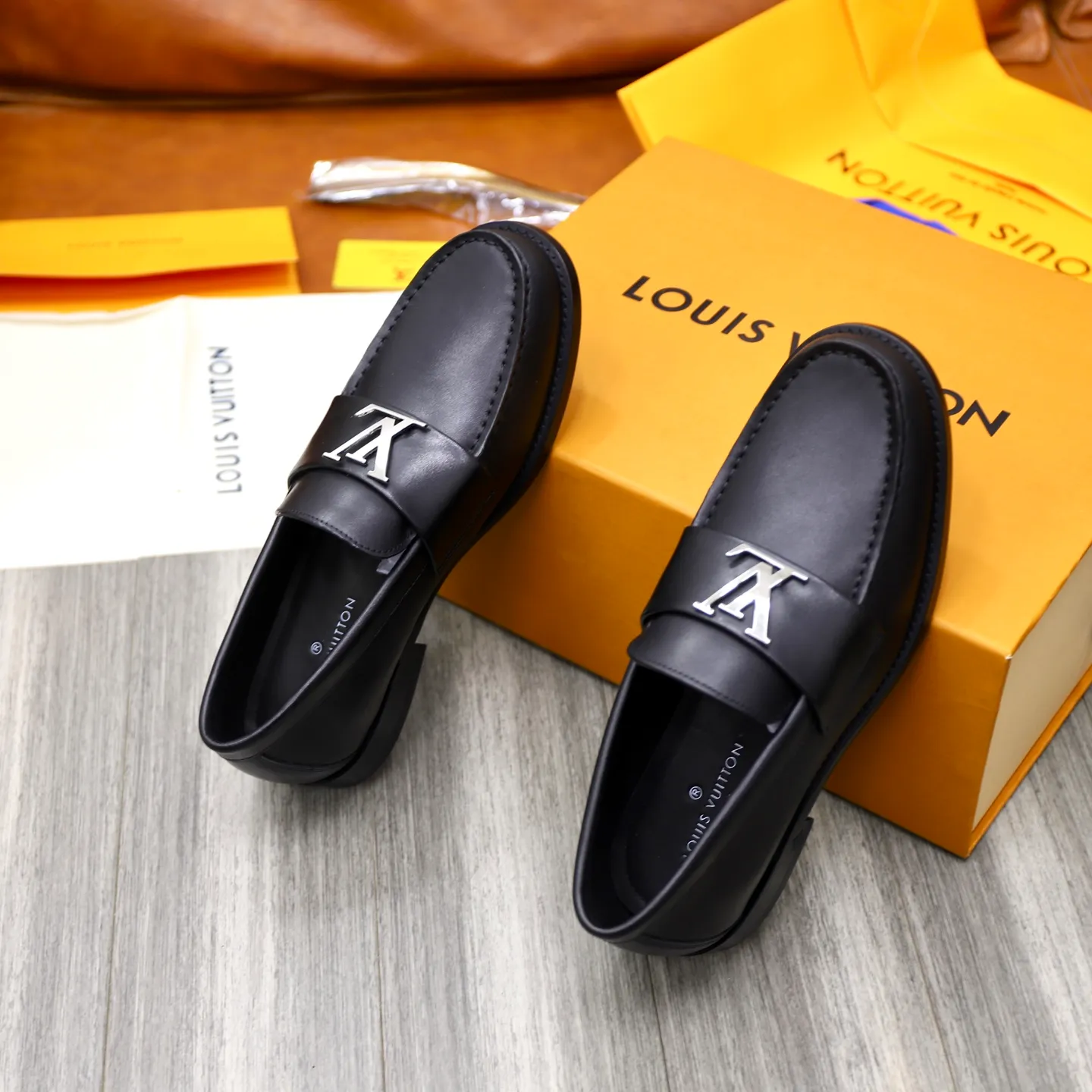 Men's Men's Shoes💰💰920LV Louis Vuitton Slip-on Loafers, top quality products from Guangzhou, ready for sale! This LV Glove loafer is made of selected soft cowhide, with a slightly wrinkled leather surface and a very high-end texture. Each pair is unique. The leather surface is light and soft, with a fine texture and good luster. It is a classic loafer style, with exquisite handmade mark stitching on the toe, and a square toe configuration to highlight the classic style. The horizontal band has hot-printed LV three-dimensional letters, semi-solid handcrafts and a genuine leather outsole, and a rubber patch on the heel to create wear-resistant performance and comfort. One of the must-have loafers for men! Comes with full original packaging! Code number: 38-39-40-41-42-43-44 (38, 45, 46 customized) standard leather shoe code